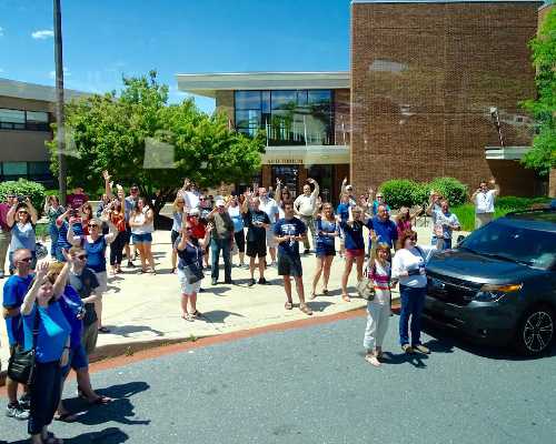 parents waving to their students